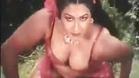 বড় সুন্দরী মহিলা সে ...