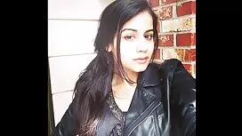 বড়ো বুকের মেয়ের পা ...